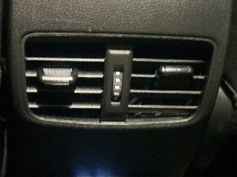 Used 2025 Toyota Corolla Cross XLE image 27