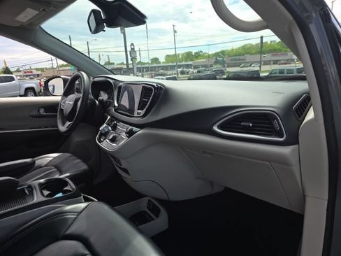 Used 2023 Chrysler Pacifica Touring-L FWD image 43