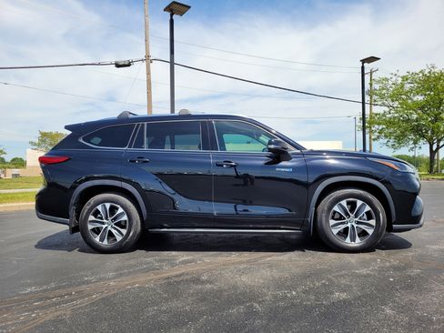 Used 2021 Toyota Highlander XLE FWD image 2