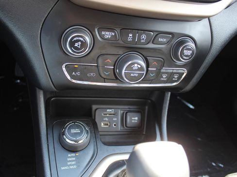 Used 2018 Jeep Cherokee Limited AWD/4WD image 18