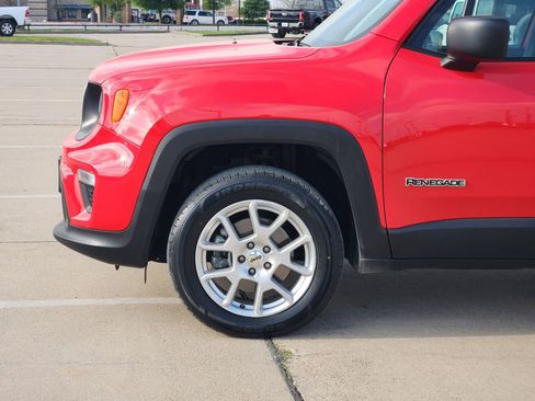 Used 2023 Jeep Renegade Latitude AWD/4WD image 10