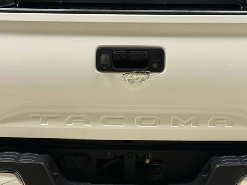 Used 2017 Toyota Tacoma TRD Off-Road w/ Tow Package (A/T) image 11