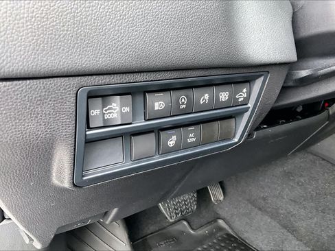Used 2025 Toyota Tundra Limited AWD/4WD image 33