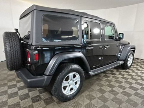 Used 2018 Jeep Wrangler Unlimited Sport S AWD/4WD image 3