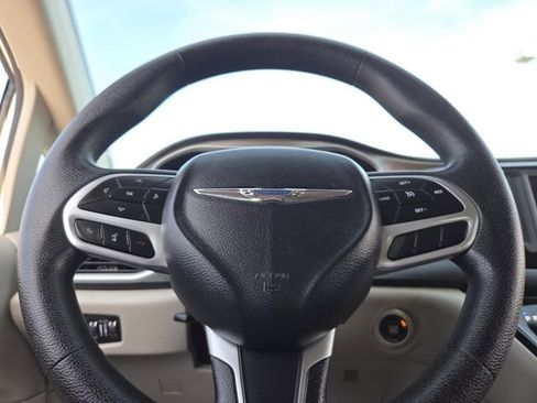 Used 2020 Chrysler Voyager Lxi FWD image 17