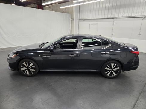 Used 2022 Nissan Altima 2.5 SV FWD image 2