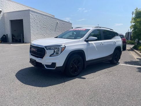 Used 2024 GMC Terrain SLE w/ Driver Convenience Package FWD image 3