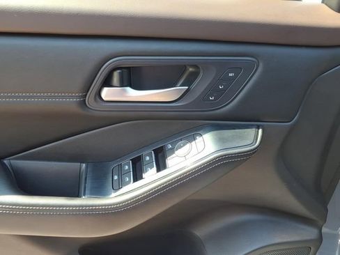 Used 2023 Nissan Rogue SL w/ SL Premium Package image 13