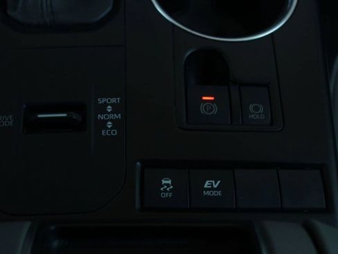 Used 2020 Toyota Highlander XLE FWD image 25