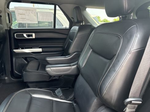 Used 2021 Ford Explorer XLT w/ Equipment Group 202A AWD/4WD image 10