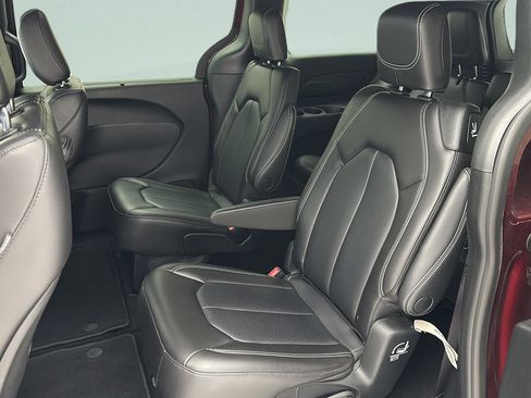 Used 2023 Chrysler Pacifica Touring-L w/ S Appearance Package AWD/4WD image 9