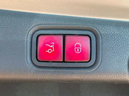 Used 2017 Mercedes-Benz E 300 4MATIC image 26