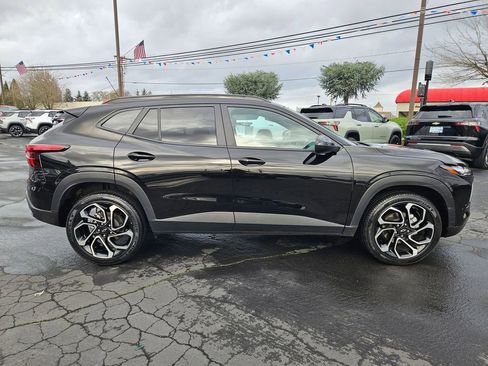 Used 2025 Chevrolet Trax RS w/ Sunroof Package image 7