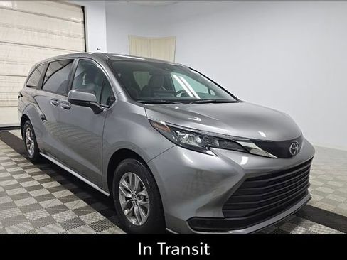 Used 2026 Toyota Sienna LE FWD image 6