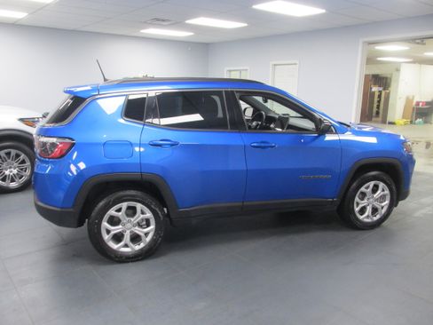Used 2024 Jeep Compass Latitude AWD/4WD image 4