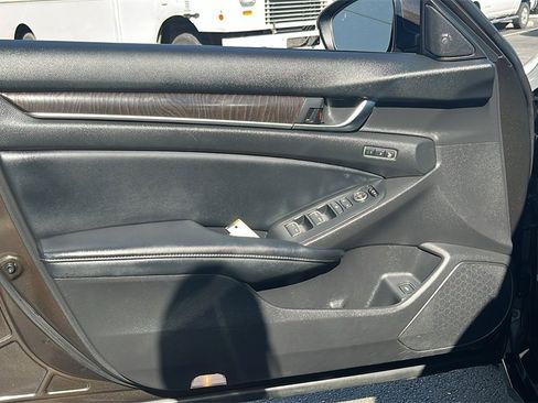 Used 2018 Honda Accord Touring image 11