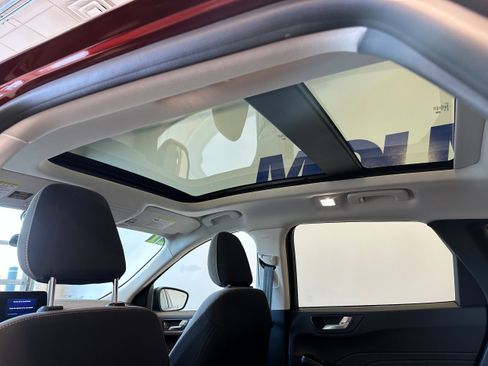 Used 2021 Ford Escape SE w/ SE Sport Appearance Package image 17