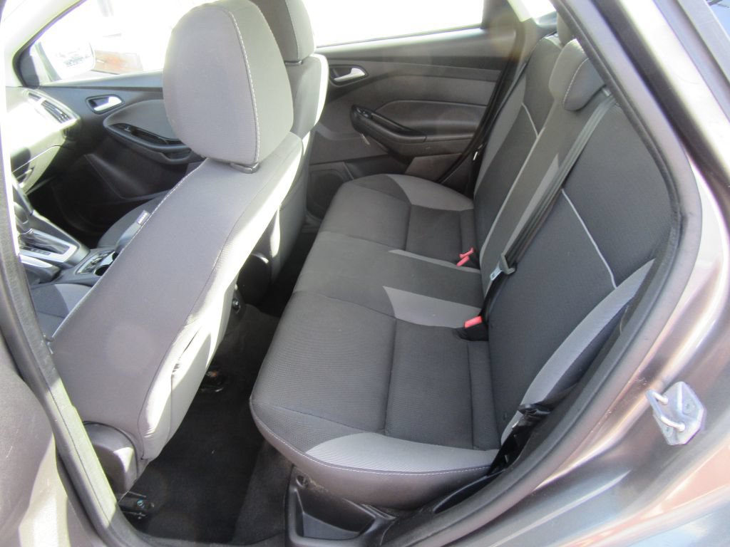 Used 2014 Ford Focus SE w/ SE Winter Package FWD image 9