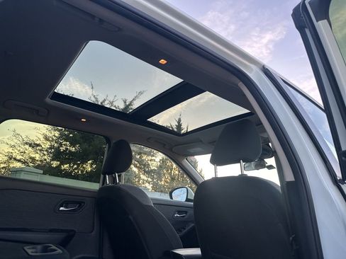 Used 2023 Nissan Rogue SV image 12