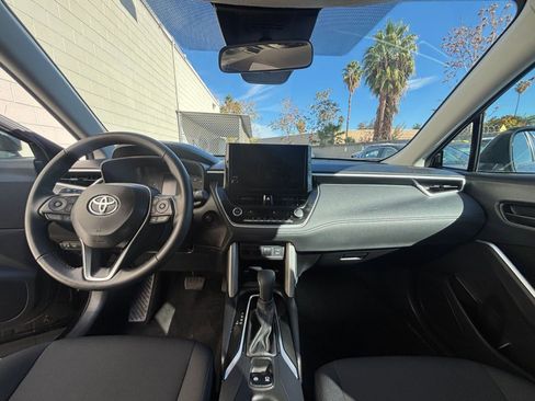 Used 2025 Toyota Corolla Cross LE image 33