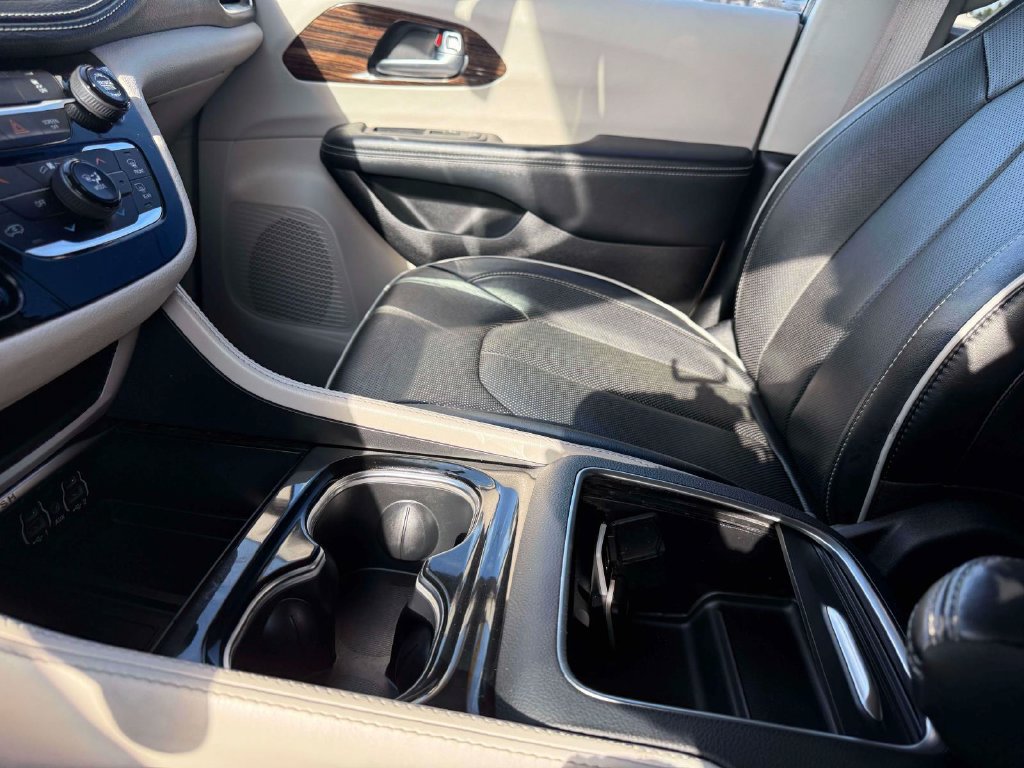 Used 2023 Chrysler Pacifica Limited FWD image 29