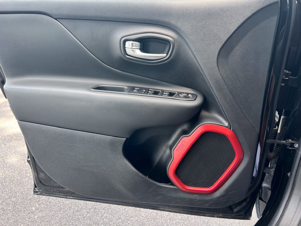 Used 2022 Jeep Renegade Trailhawk AWD/4WD image 19