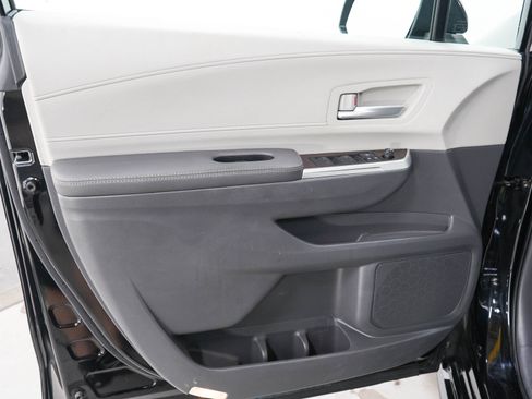 Used 2022 Toyota Sienna XLE AWD/4WD image 19