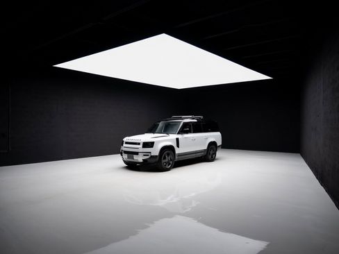 Used 2023 Land Rover Defender 130 SE image 90