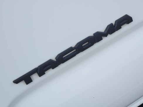Used 2018 Toyota Tacoma SR5 RWD image 12