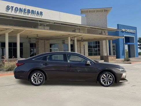 Used 2019 Toyota Avalon XLE image 4