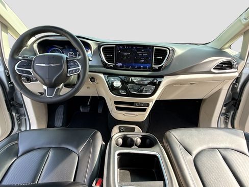 Used 2023 Chrysler Pacifica Touring-L FWD image 3