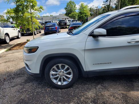 Used 2019 Jeep Cherokee Latitude w/ Popular Appearance Group FWD image 3