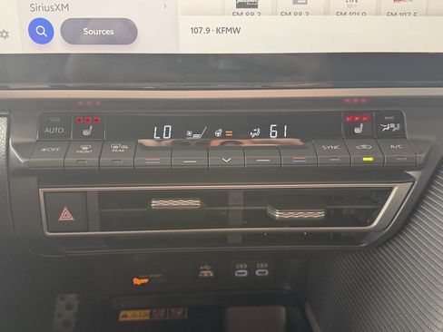 Used 2025 Toyota Camry SE w/ Multimedia Upgrade Package AWD/4WD image 19