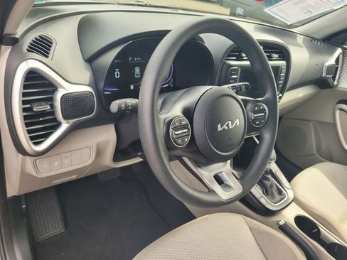 Used 2025 Kia Soul LX w/ LX Technology Package image 9