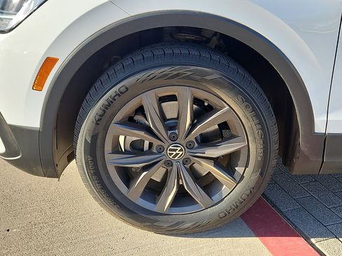 Certified 2022 Volkswagen Tiguan SE w/ Panoramic Sunroof Package image 5