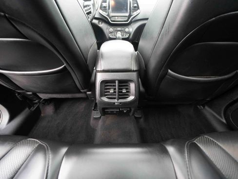 Used 2019 Jeep Cherokee Limited image 22