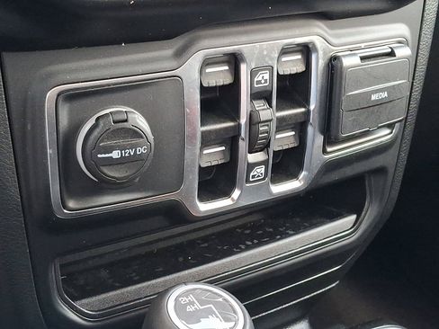Certified 2021 Jeep Gladiator Overland AWD/4WD image 16