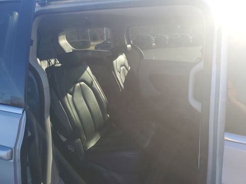 Used 2023 Chrysler Pacifica Touring-L image 10