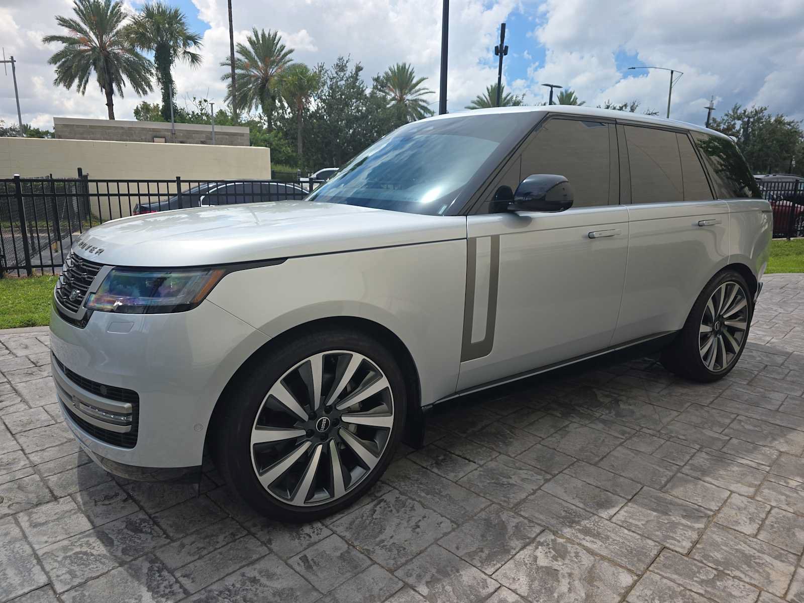 Used 2025 Land Rover Range Rover SE AWD/4WD image 7