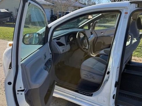 Used 2019 Toyota Sienna LE image 5