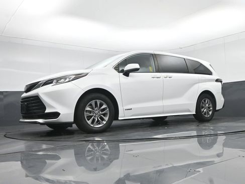 Used 2021 Toyota Sienna LE image 61