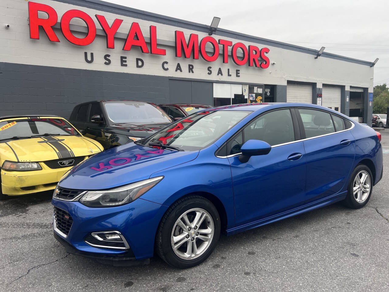 Used 2017 Chevrolet Cruze LT w/ Convenience Package FWD image 1