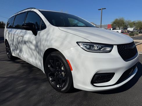 Used 2025 Chrysler Pacifica Limited FWD image 4