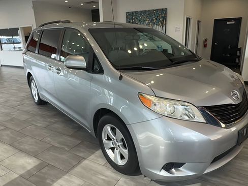 Used 2014 Toyota Sienna LE FWD image 4