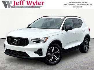 Used 2023 Volvo XC40 B5 Plus AWD/4WD video 1