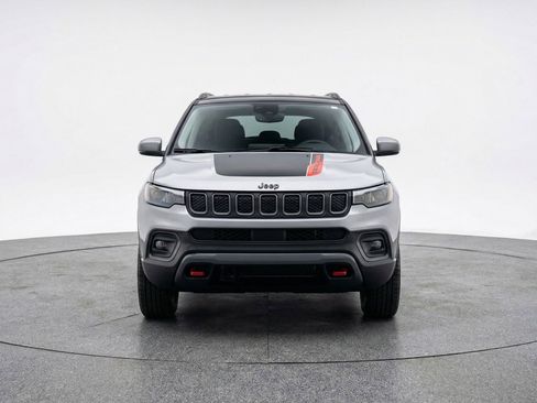 Used 2025 Jeep Compass Trailhawk image 2