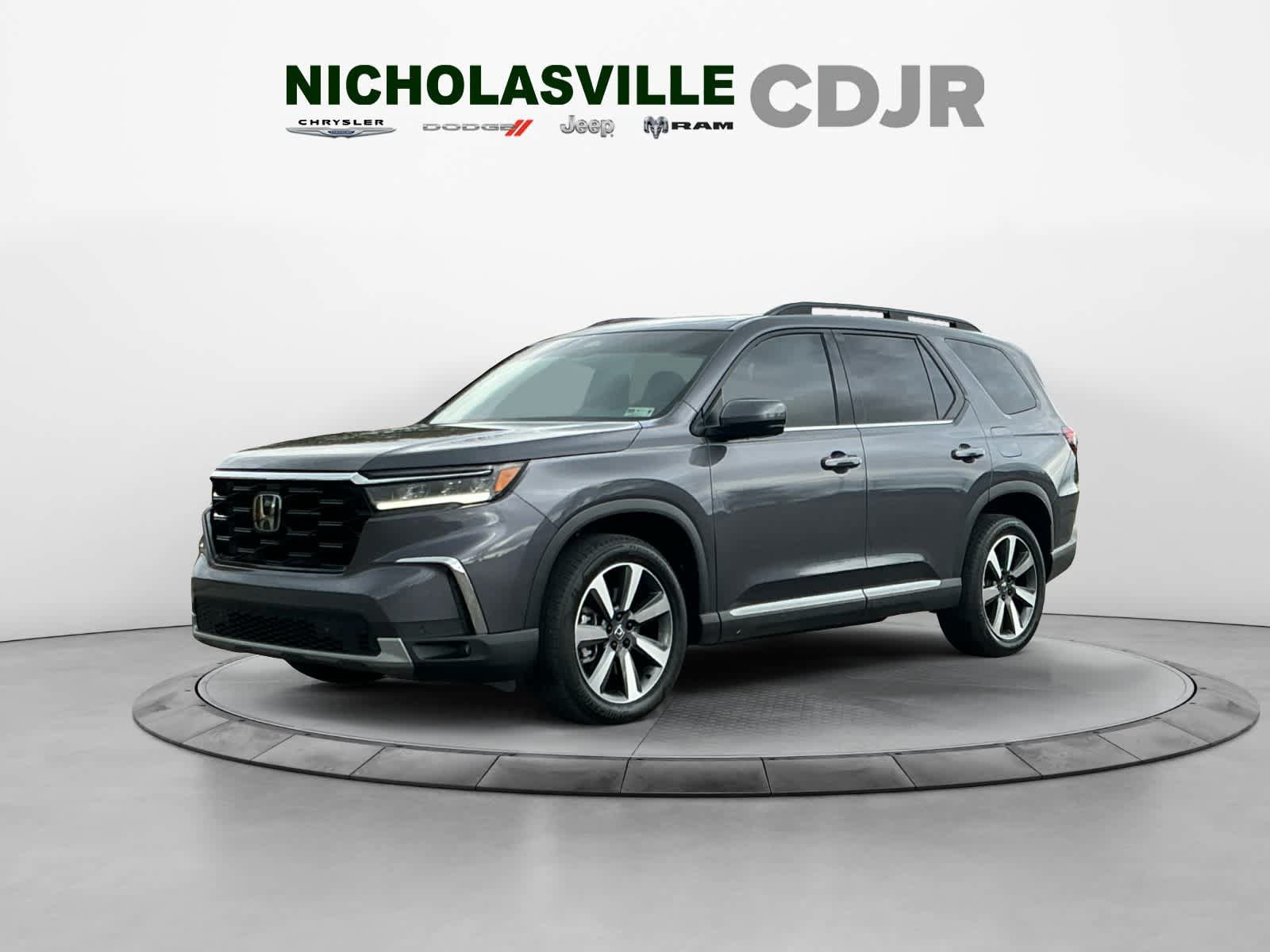 Used 2025 Honda Pilot Touring image 1