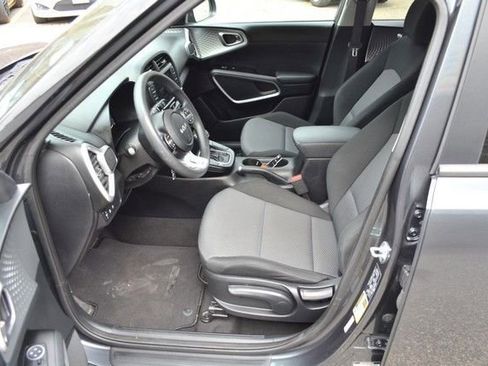Used 2023 Kia Soul LX w/ LX Technology Package image 17