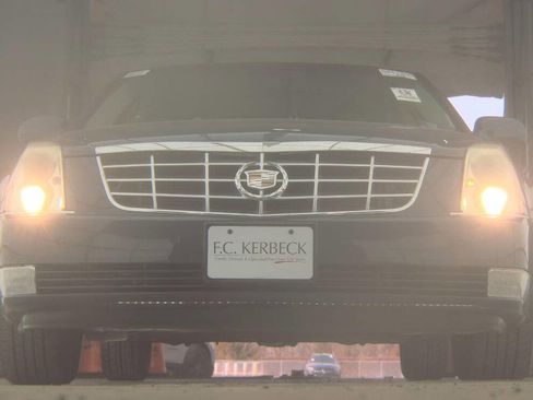 Used 2009 Cadillac DTS Base 4dr Sedan image 2