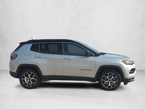 Used 2025 Jeep Compass Limited AWD/4WD image 4